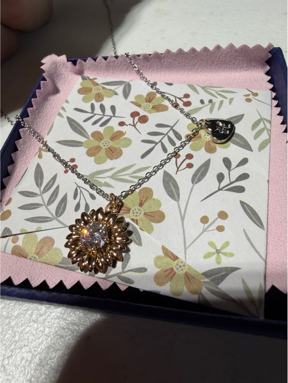 Turandoss Floral Pendant Necklace